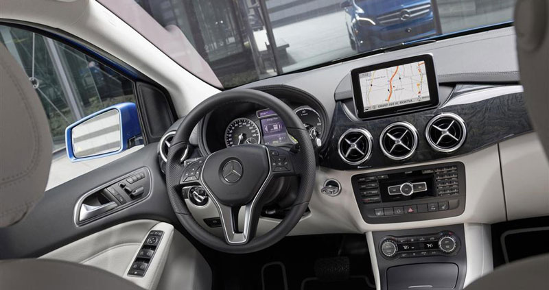 tableau de bord Mercedes Classe B electric drive avec écran