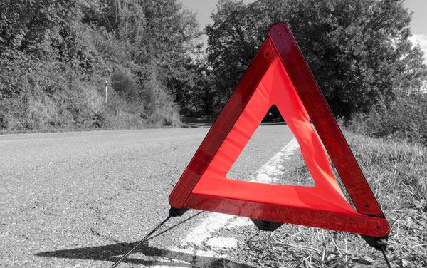 Un Gilet Réfléchissant Jaune Et Un Triangle De Signalisation Se Trouvent  Sur Le Capot De La Voiture Sécurité Sur La Route En Cas De Panne Ou D'arrêt  Sur L'autoroute