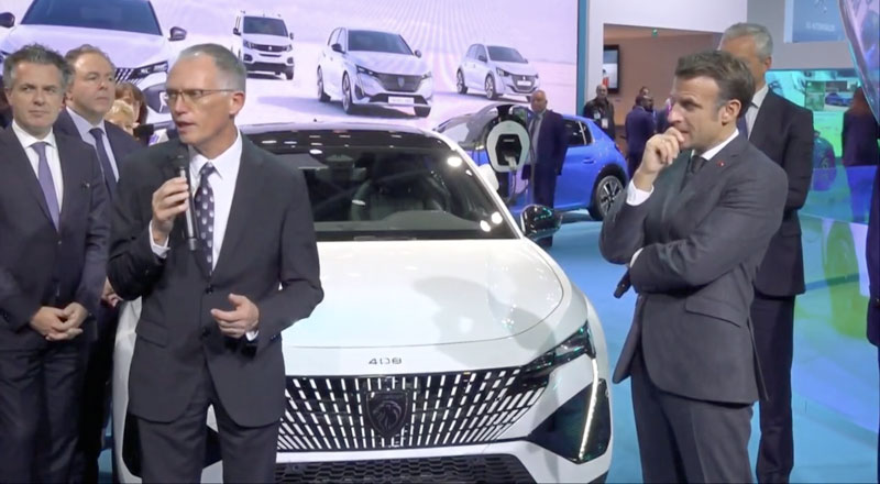 Le Président de la République Emmanuel Macron avec le PDG du groupe Stellantis, Carlos Tavares devant la Peugeot 408 électrique au mondial de l'automobile 2022.