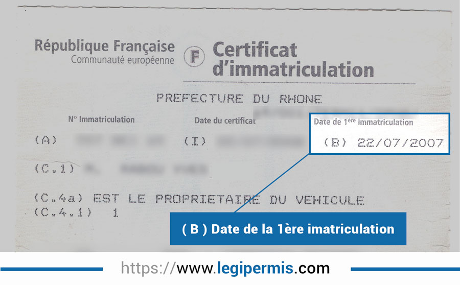 Trouver la date de la première immatriculation sur la carte grise (certification d'immatriculation), elle se trouve en haut en face de la lettre B.
